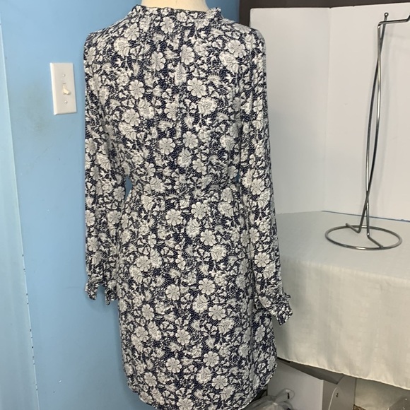LOFT Floral waist Tie Dress IN NAVY AND WHITE - Picture 3 of 9